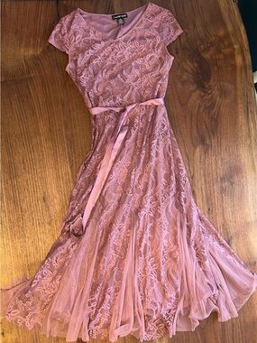 candalite women's lace dress Sleeveless Sheer Lilac Candalite Long Lacy Fitted Lined Dress With Flared Bottom, Tie Sash Belt in Excellent Condition, Size Large